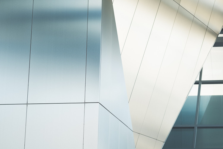 Akron Art Museum, Akron, in the United States. A close-up of a steel-like curtain building structure. It’s bent at a 45-degree angle, and the building’s material is a luxurious shiny steel.